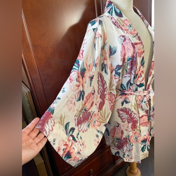 Tularosa Avery robe in pearl parrot XXS - Picture 7 of 8
